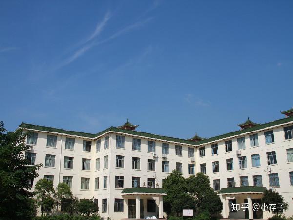 8月24日,武漢航海職業技術學院東湖校區的新大門似清華大學校門.